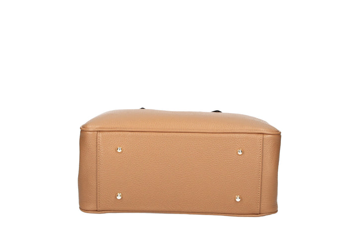 Modest Tote with a Twist